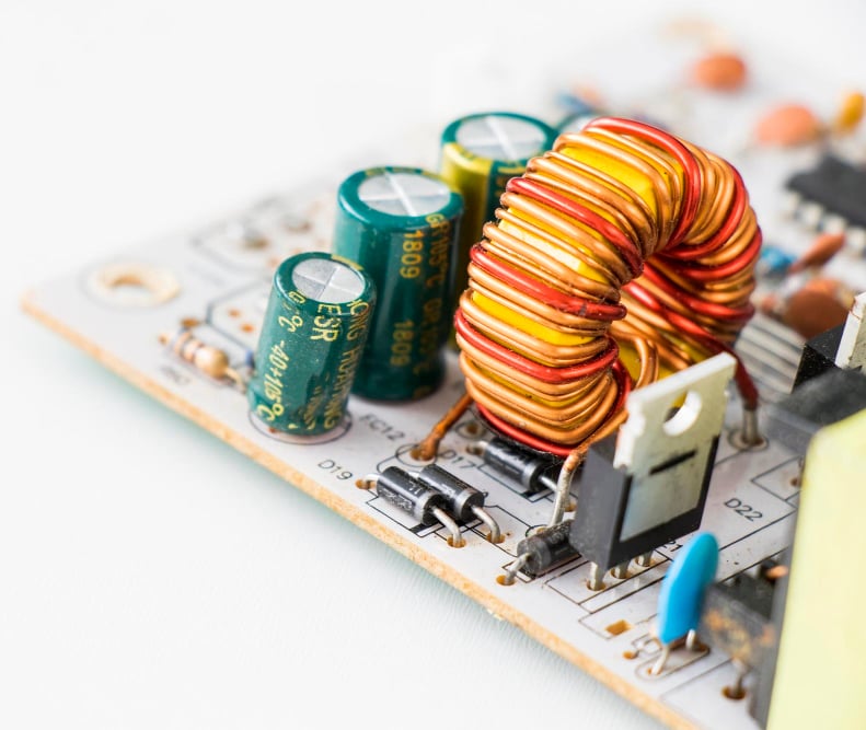 Circuito elettronico con induttori
