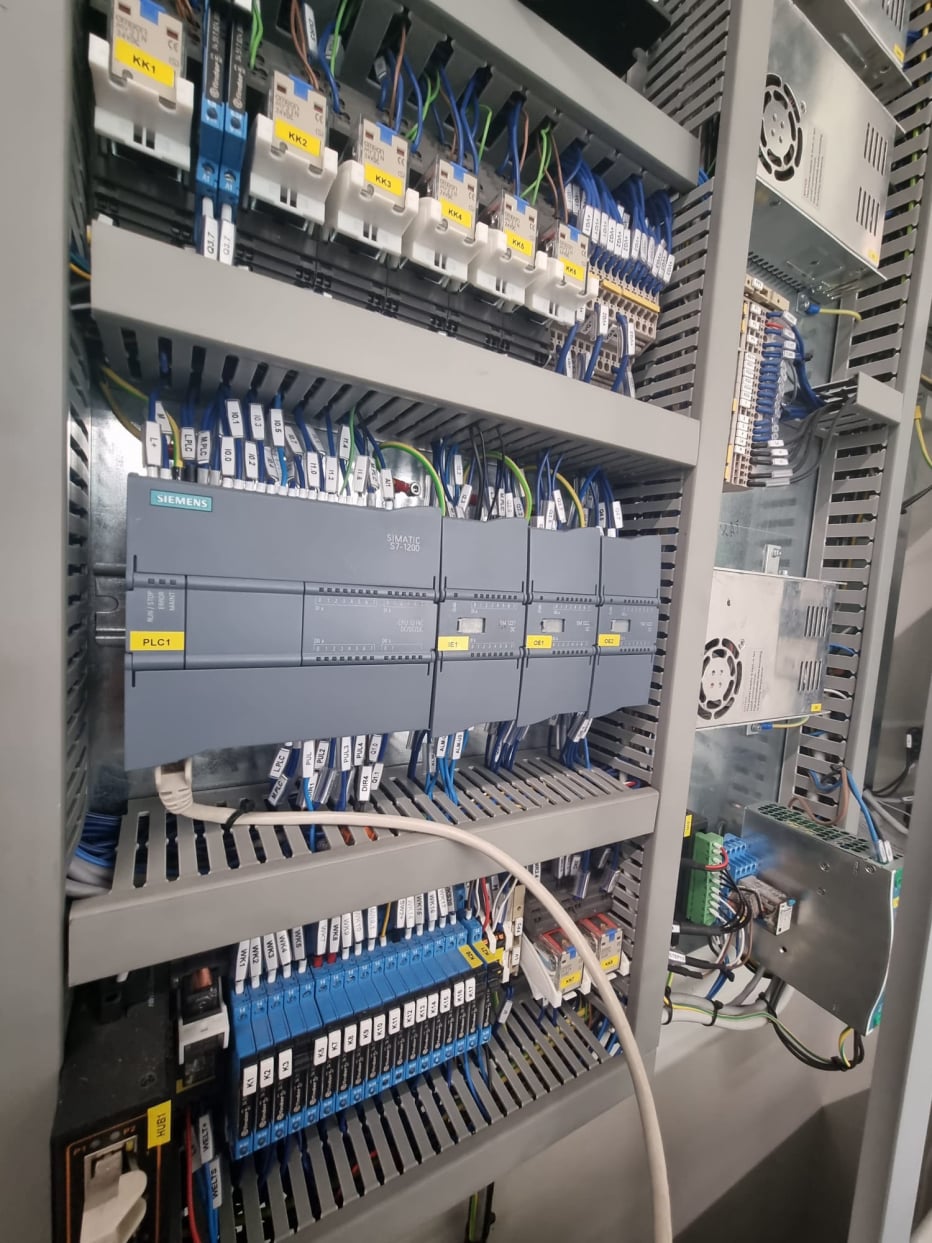 Quadro elettrico equipaggiato con PLC